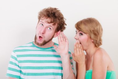 Kadın şaşkın bir adam bazı sırları söylüyorum