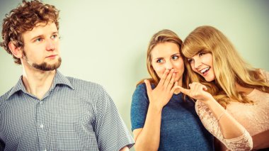 İki kadın adam hakkında dedikodu konuşmak.