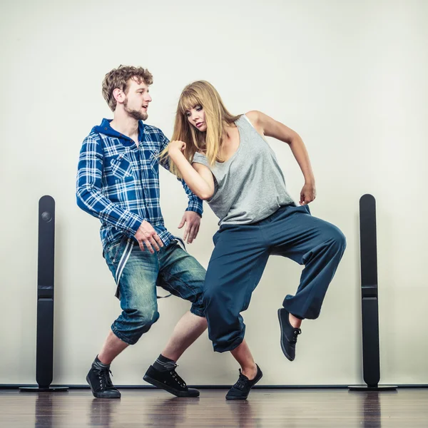 Paar junger Männer und Frauen tanzen Hip-Hop — Stockfoto