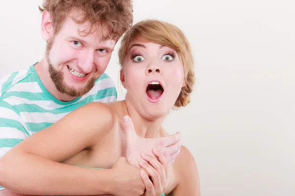 有趣的年轻夫妇，制作可笑的鬼脸 — 图库照片