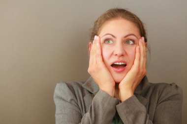 Studio düşünceli duygusal kadın