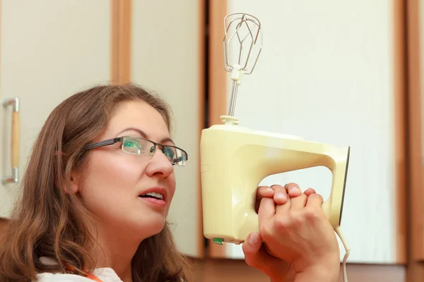 Lustige Hausfrau mit Mixer — Stockfoto