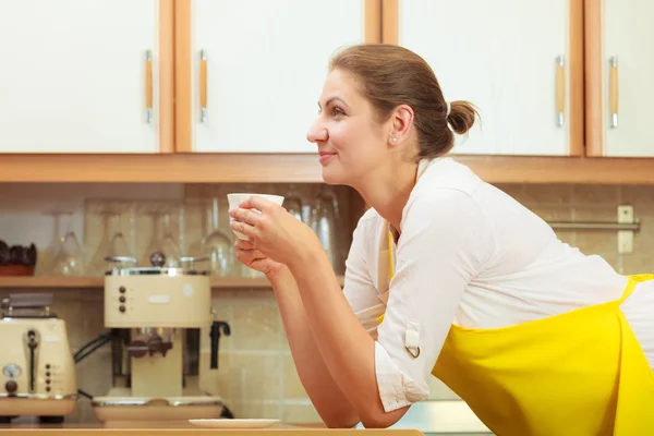 Mujer madura bebiendo taza de café en la cocina . —  Fotos de Stock