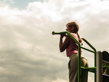 Aktif kadın açık spor salonunda egzersiz.