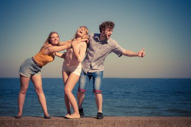 Grup arkadaşları erkek iki kız açık eğleniyor