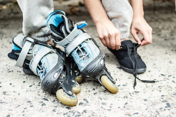 Tekerlekli paten üzerinde açık koyarak kadın.