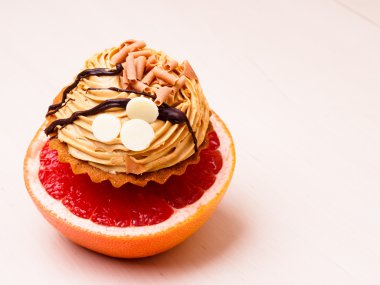 Greyfurt ve kek. Diyet kavramı.