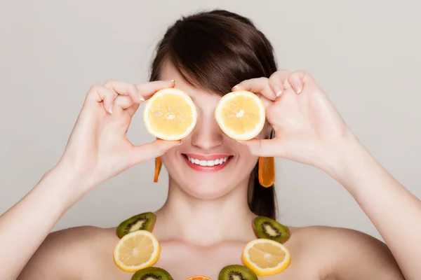 Diet. Girl with necklace of fresh citrus fruits — Stock Photo, Image