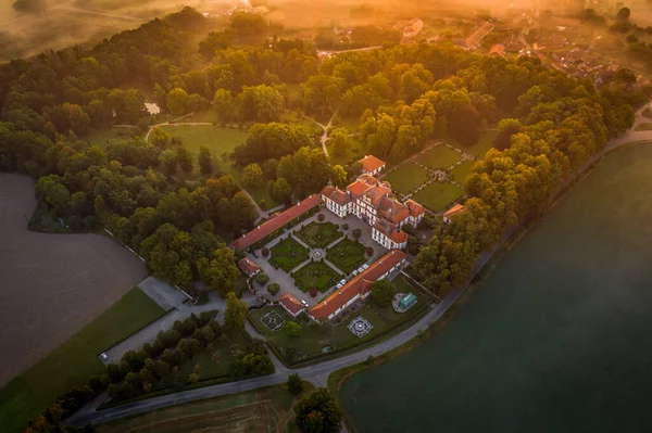 Castelo Barroco Jemniste Está Localizado Leste Benesov Pela Estrada 112 — Fotografia de Stock