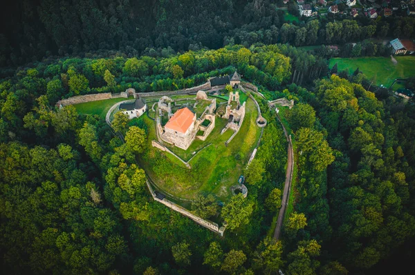 Potstejn城堡的广阔废墟坐落在波希米亚东部Potstejn村东南的一个长满树木的圆锥形山丘上 占据着Podorlicko的中心地区 图库图片