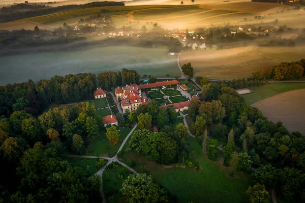 Castelo Barroco Jemniste Está Localizado Leste Benesov Pela Estrada 112 Imagem De Stock