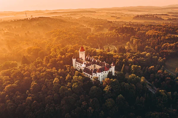 科诺皮斯特城堡 Konopiste 是一座位于捷克共和国的四翼三层城堡 它作为奥匈帝国王位继承人 奥地利大公弗朗茨 费迪南德的最后住所而闻名于世 图库图片