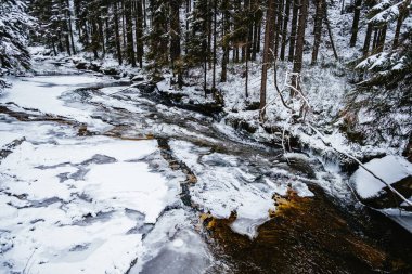 Mumlava, Jizera Dağları 'nın ağzında ve Dev Dağlar' ın içinden akan bir nehirdir. Semily bölgesinde yer almaktadır. Nehrin uzunluğu 12 km..