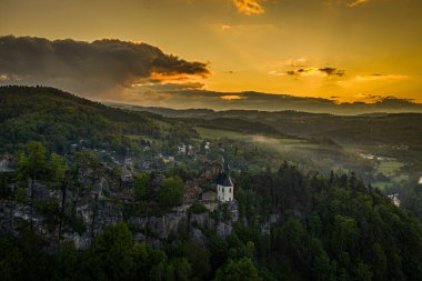 Vranov (Panteon) şatosu muhtemelen 1920 'lerin başında inşa edilmiş olup, ilk kez 1422 ve 1425 yıllarına dayanmaktadır. O zamanlar sahibi Skala 'lı Henicek' ti.