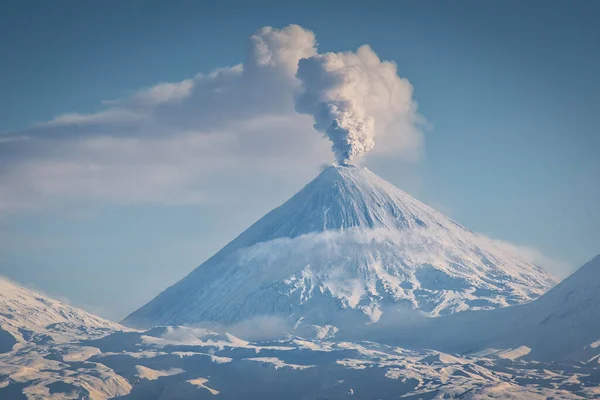 クリウチェフスカヤ火山ソプカ火山はカムチャツカ半島の東にある活火山です ユーラシア大陸で最も活動的な火山である 火山は約7000年前のもの — ストック写真