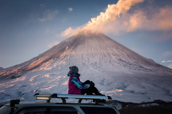 Tourist Watches Eruption Klyuchevskaya Sopka Volcano Roof Car Apakhonchich Seismic — 스톡 사진