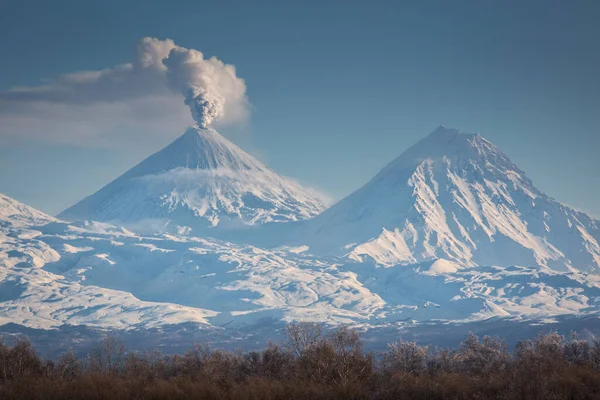 Klyuchevskaya Volcano Erupts Active Stratovolcano East Kamchatka Peninsula Nearby Kamen Stock Kép