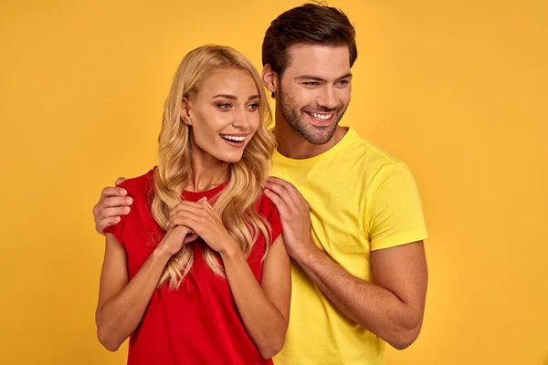 Souriant Jeune Couple Amis Gars Fille Rouge Jaune Shirts Posant — Photo