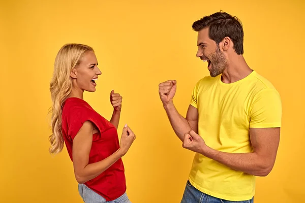 Heureux Jeune Couple Deux Amis Gars Fille Rouge Jaune Shirts — Photo