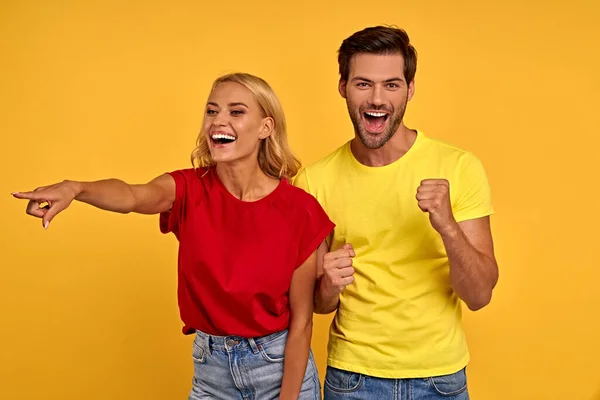 Feliz Pareja Joven Dos Amigos Chico Chica Ropa Casual Posando — Foto de Stock