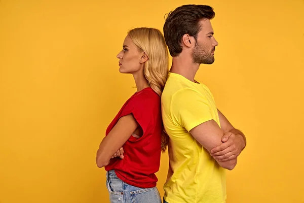 Vue Latérale Jeune Couple Souriant Shirts Rouges Jaunes Isolés Sur — Photo