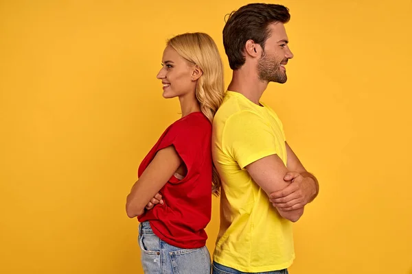 Vue Latérale Jeune Couple Souriant Shirts Rouges Jaunes Isolés Sur — Photo