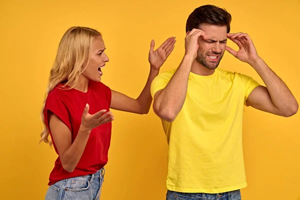 Mécontents Jeunes Amis Couple Tristes Shirts Colorés Isolés Sur Fond — Photo