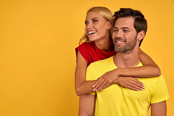 Des Jeunes Amis Souriants Shirts Colorés Posant Isolés Sur Fond — Photo