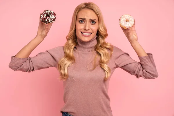 Porträt Einer Verwirrten Jungen Frau Die Donuts Isoliert Auf Rosa — Stockfoto