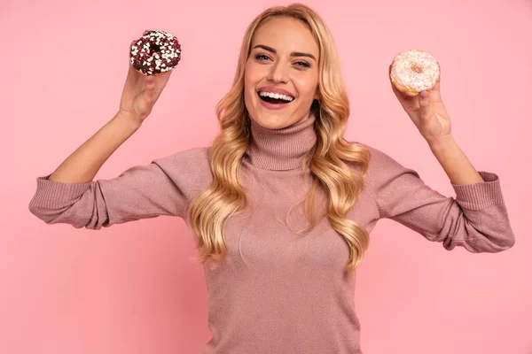 Porträt Einer Aufgeregten Jungen Frau Die Donuts Isoliert Auf Rosa — Stockfoto