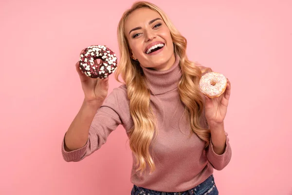 Porträt Einer Aufgeregten Jungen Frau Die Donuts Isoliert Auf Rosa — Stockfoto