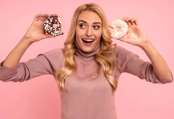 Porträt Einer Verwirrten Jungen Frau Die Donuts Isoliert Auf Rosa — Stockfoto