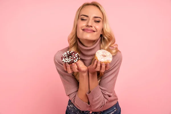 Porträt Einer Aufgeregten Jungen Frau Die Donuts Isoliert Auf Rosa — Stockfoto