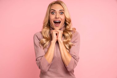 Heyecanlı genç bir kızın portresi pembe arka planda izole edilmiş çığlıklar atıyor..