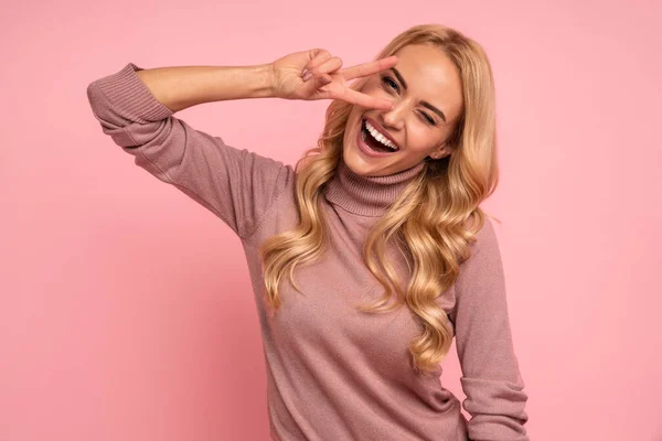 Bilde Lykkelig Ung Kvinne Som Står Isolert Rosa Bakgrunn Viser – stockfoto