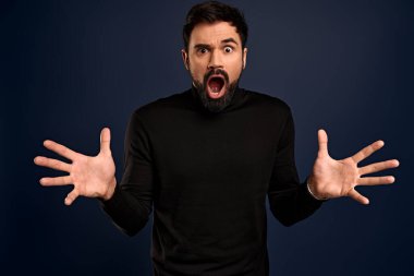 Şok olmuş genç adamın kalbi çılgın haberler, çarpıcı söylentiler, el sıkışmalar, nutku tutulmuş, patlayan gözler kamera olarak etkilenmiş, etkileyici ve inanılmaz bir şey elde ediyoruz..