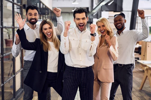 Grupo Jóvenes Empresarios Están Trabajando Juntos Oficina Moderna Celebran Victoria — Foto de Stock