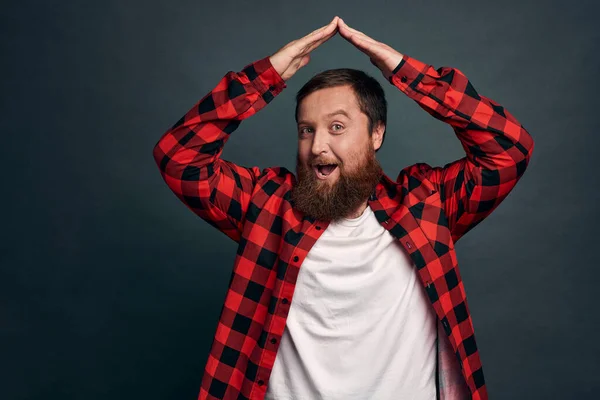 Alegre Hombre Barbudo Encantador Con Camisa Cuadros Roja Levantar Las Imágenes De Stock Sin Royalties Gratis