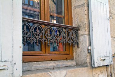 Sokaktan alınmış sanatsal dövmelerle dekore edilmiş pencere pervazı.