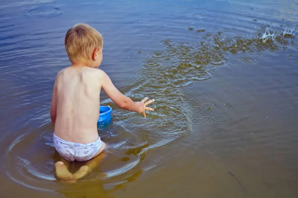 Child Plays Splashes Water — Stock Photo, Image
