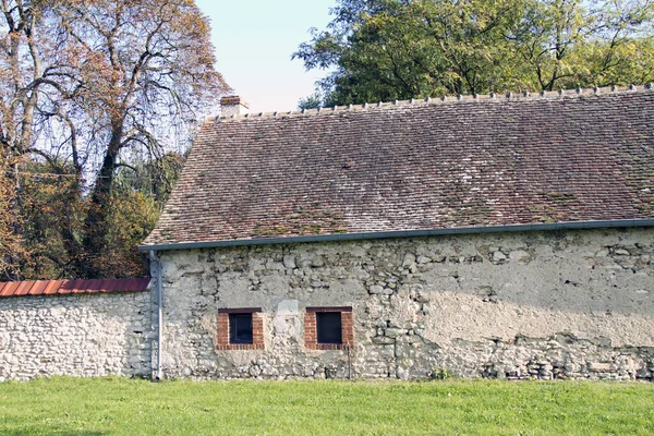 古い石のフランスの家の納屋のある風景 — ストック写真