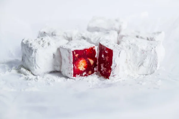 粉状糖分包在白色背景上 土耳其式的喜悦 — 图库照片