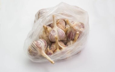 Sarımsak kafalar beyaz arka planda yatar