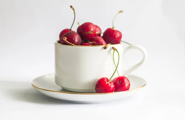 Contraste Cerises Rouges Douces Dans Une Tasse Blanche Sur Fond — Photo