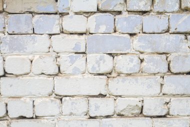 Eski bir tuğla duvarın dokusu ve dokusu beyaza boyanmış.