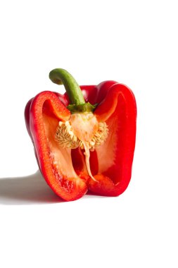 Kırmızı İspanyol tatlı biberi tohumla ikiye bölünmüş.