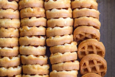 Bir kutuda bir sürü kurabiye var.