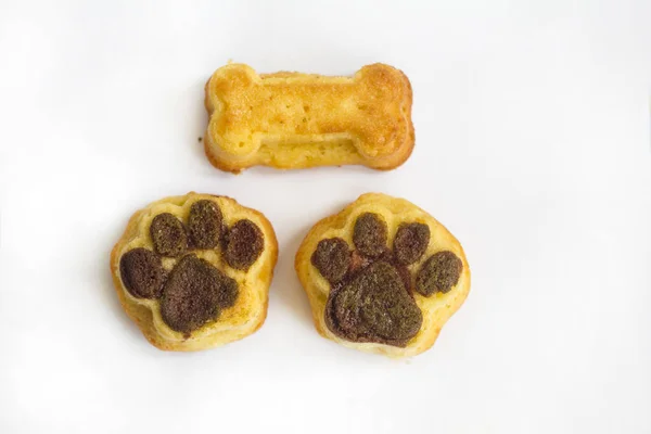 甜饼干茶的形式是狗的脚印和骨头 — 图库照片