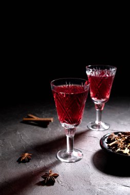 Geometride yaratıcı bir bayram içeceği kokteyli.