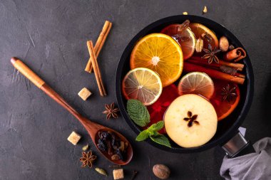 Turunçgil, elma ve baharatlı geleneksel Noel şarabı. Üst yaşam